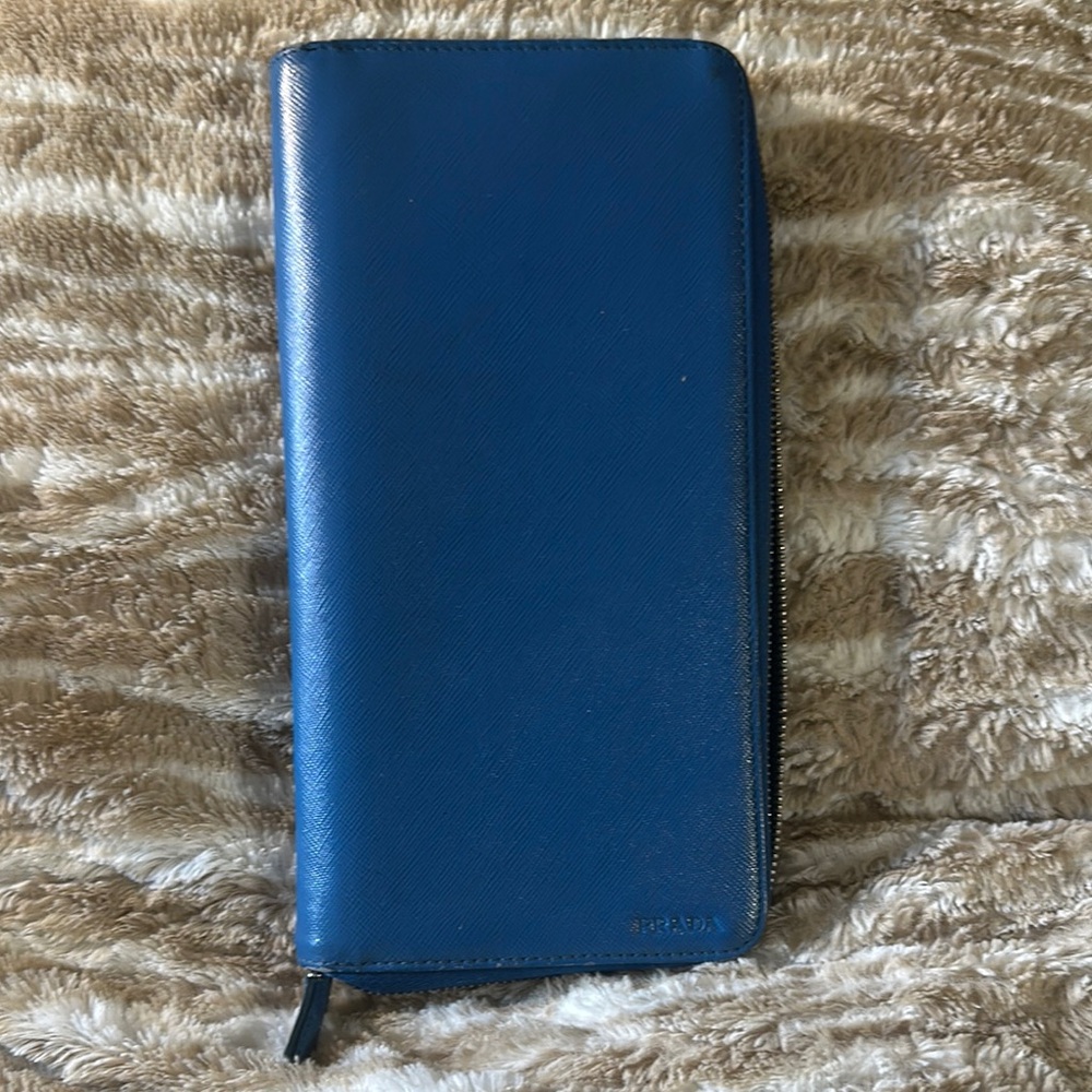 Prada 17card zippy Organizer